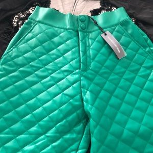 Manière de voir: Green pants. NWT